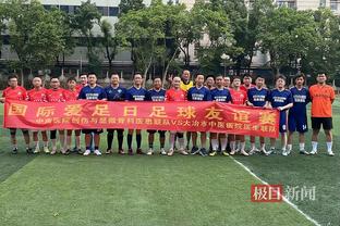 温暖！亚运会赛后球迷大声鼓励加油，中国台北男足领队感动落泪
